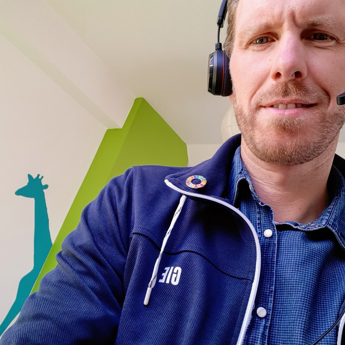 meester_gie's tweet photo. Normaal hadden we Challenge "Worldwise Streetwise" afgerond in Leerstraat Turnhout. Nu werden de acties online gepresenteerd mét vest Lerarenopleiding @ThomasMoreBE, pin #SDGs én #lefv. @Omdenken https://t.co/5nls06zwn8