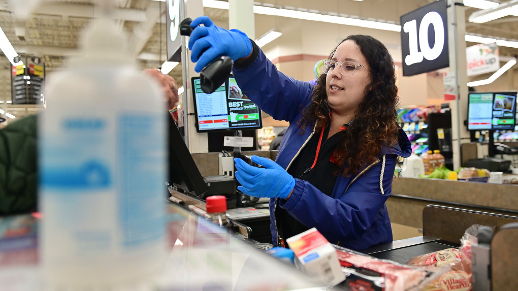 GeorgetownKILWP's tweet photo. Women have long held the most precarious jobs, made less money than men, and done most of the paid and unpaid caregiving. In this week’s WCP blog, @LaneWindham details how the coronavirus exacerbates these inequalities.

#WorkingClassPerspectives

https://t.co/hDoB2XBUAp https://t.co/z0QFG8trXM