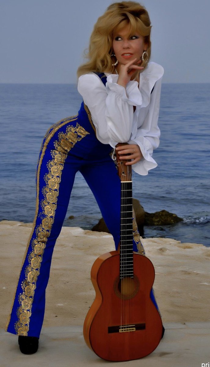 GalinaVale's tweet image. 🎸🌹💋#galinavale @GalinaVale #guitarvirtuoso #guitarist 🎻🌹💕