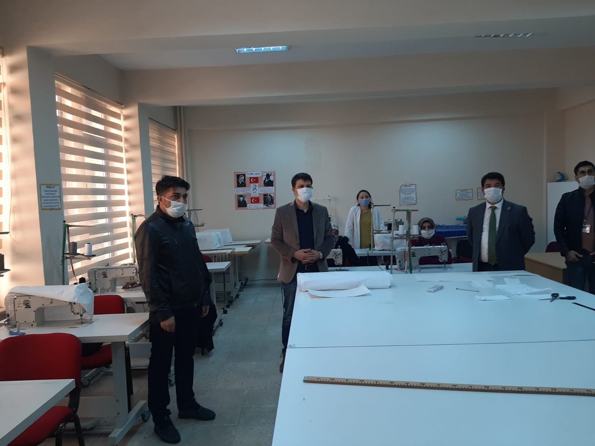 suatsefil's tweet photo. Sayın kaymakamımız @ondercengel beyin talimatları ve Bld başkanımız sayın @Mustafa40737506 beyin destekleriyle;                              Tekman Halk Eğitim Müdürlüğü ve gönüllülerimiz işbirliğiyle ilçemizde maske üretimine başlanmıştır.@karakayaeminn @skaygusuz @ziyaselcuk https://t.co/47ULhYct4N