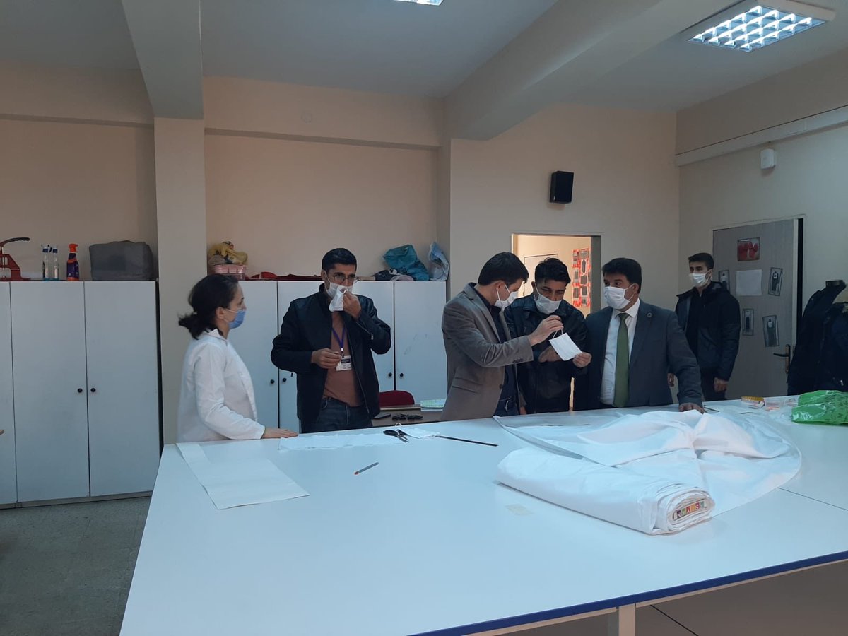 suatsefil's tweet photo. Sayın kaymakamımız @ondercengel beyin talimatları ve Bld başkanımız sayın @Mustafa40737506 beyin destekleriyle;                              Tekman Halk Eğitim Müdürlüğü ve gönüllülerimiz işbirliğiyle ilçemizde maske üretimine başlanmıştır.@karakayaeminn @skaygusuz @ziyaselcuk https://t.co/47ULhYct4N