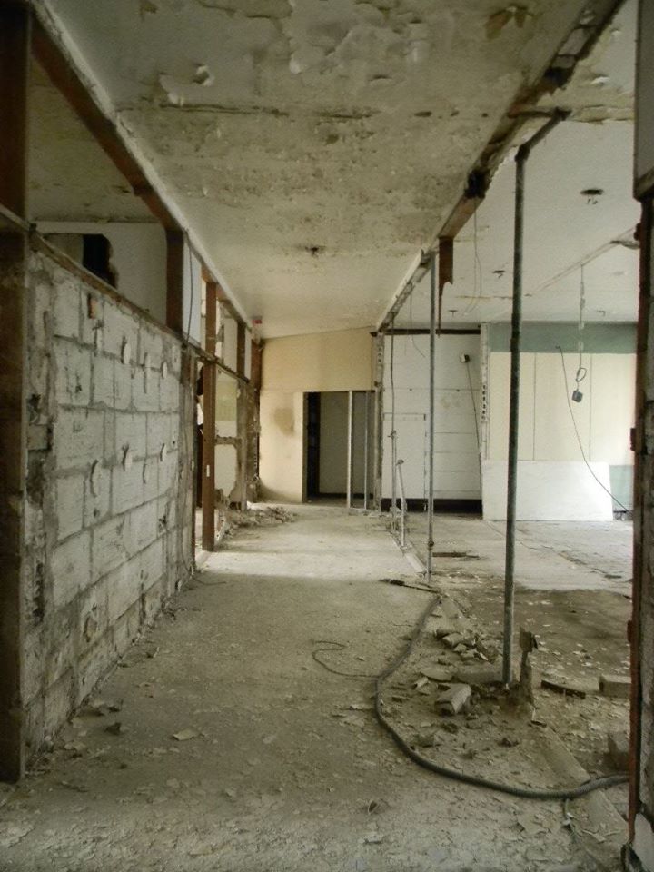 DavidWhitneyDET's tweet photo. Our historic building has come a long, long way. Look at the 15th floor corridor before our restoration.
#Historic #DavidWhitneyBuilding https://t.co/bG9Xcb2uGI