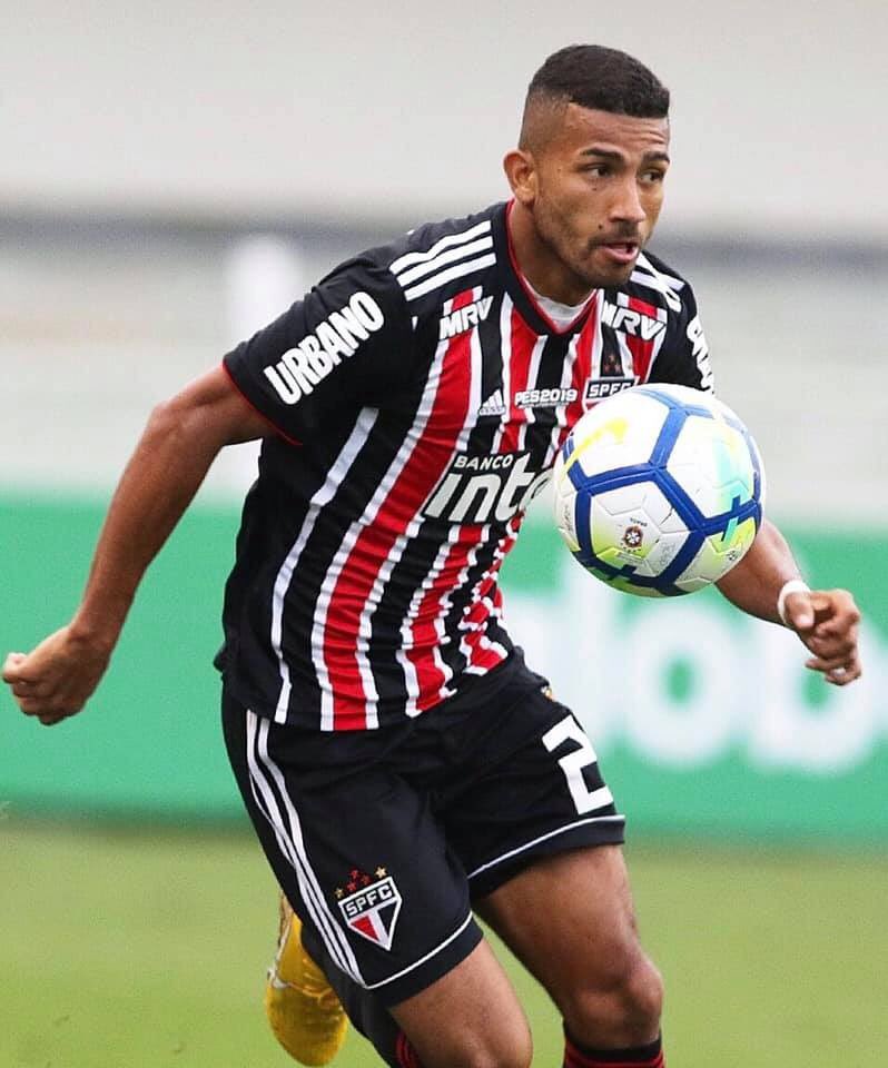 ¿Sabias que... 🔴⚫️Joao Rojas es el 4º jugador ecuatoriano en defender la camiseta tricolor? 🇪🇨 Carabalí (1999) 🇪🇨 Reasco (2006-2008) 🇪🇨 Arboleda (2017-) Son sus compatriotas que también han jugado con nosotros. #VamosSãoPaulo