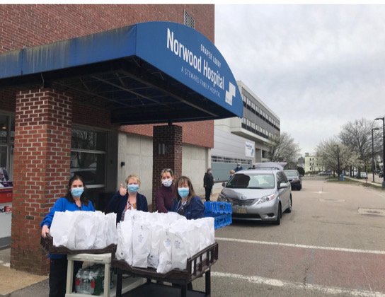 CFamaWBZ's tweet photo. Folks in @TownofNorwoodMA have each others' backs during the #COVID19 outbreak. As a new charity, Norwood Feeds The Front Lines, takes donated funds from a #Gofundme page and buys meals from local restaurants which are then donated to 1st responders.

#BackyardBostonMarathon https://t.co/CYH4kMX4tJ