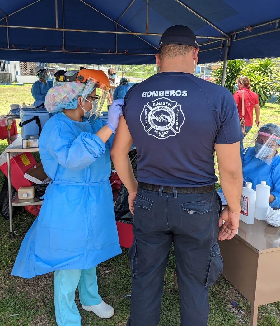 Miembros del Benemérito Cuerpo de <a href="/BCBRP/">Bomberos De Panamá</a> de Bugaba, acuden a policlínica Pablo Espinosa para aplicarse la vacuna contra la Influenza #CSScontigo #UnidosLoHacemos