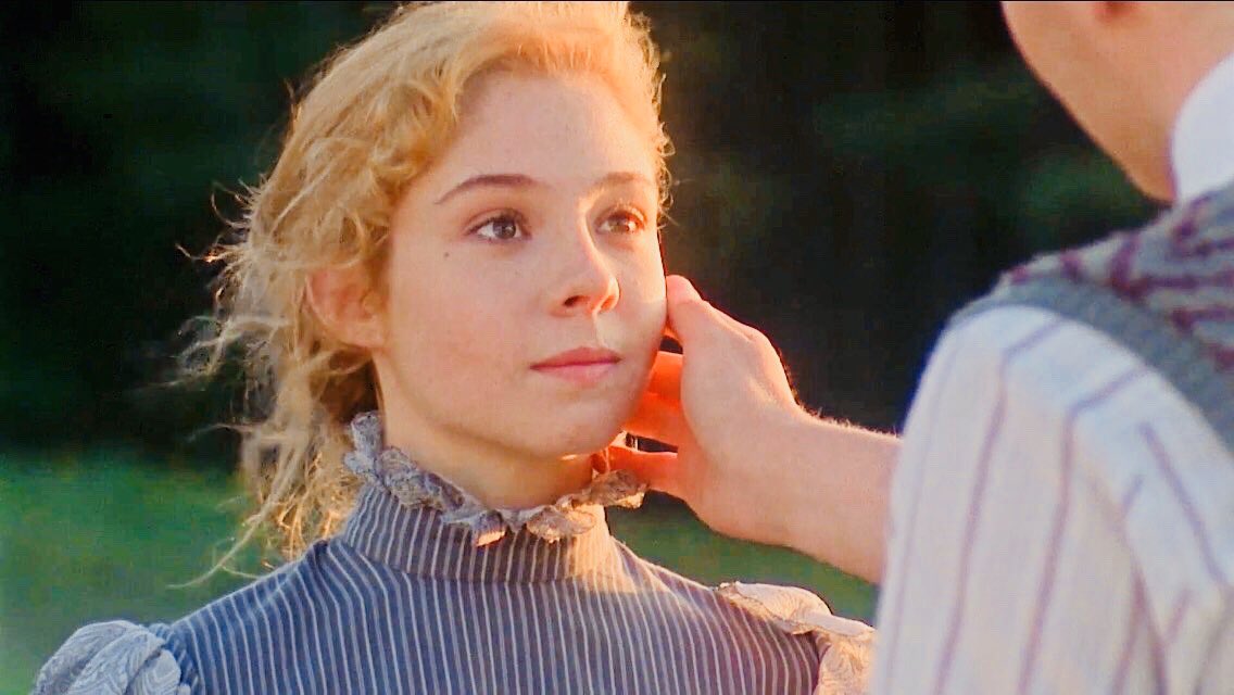 damnetflix's tweet photo. Anne of Green            Anne with
  Gables (1985)            an E (2019) https://t.co/m4A884g4Oh
