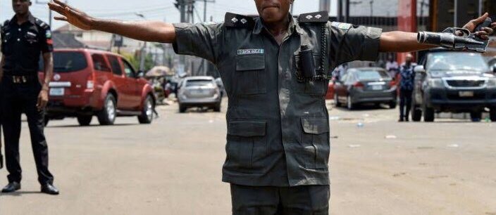 SaharaReporters's tweet photo. #COVID19: Security Operatives Exploit Lockdown Order To Harass, Extort Citizens | Sahara Reporters 
For instance, @PoliceNG in Ondo State have been accused of bribery and corruption after opening the borders into the city at night for travellers
READ MORE: https://t.co/5HspQxpCmY https://t.co/Edlhoq93BR