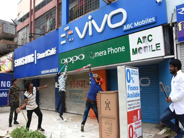 25. Oppo and Vivo subsidiaries of BBK electronics, who also owns OnePlus also spent massive money on ads, hoardings and huge banners. The blue-green worked excellent for them. The retailers also got incentives by using their banners for the shop and on top of it more commission.