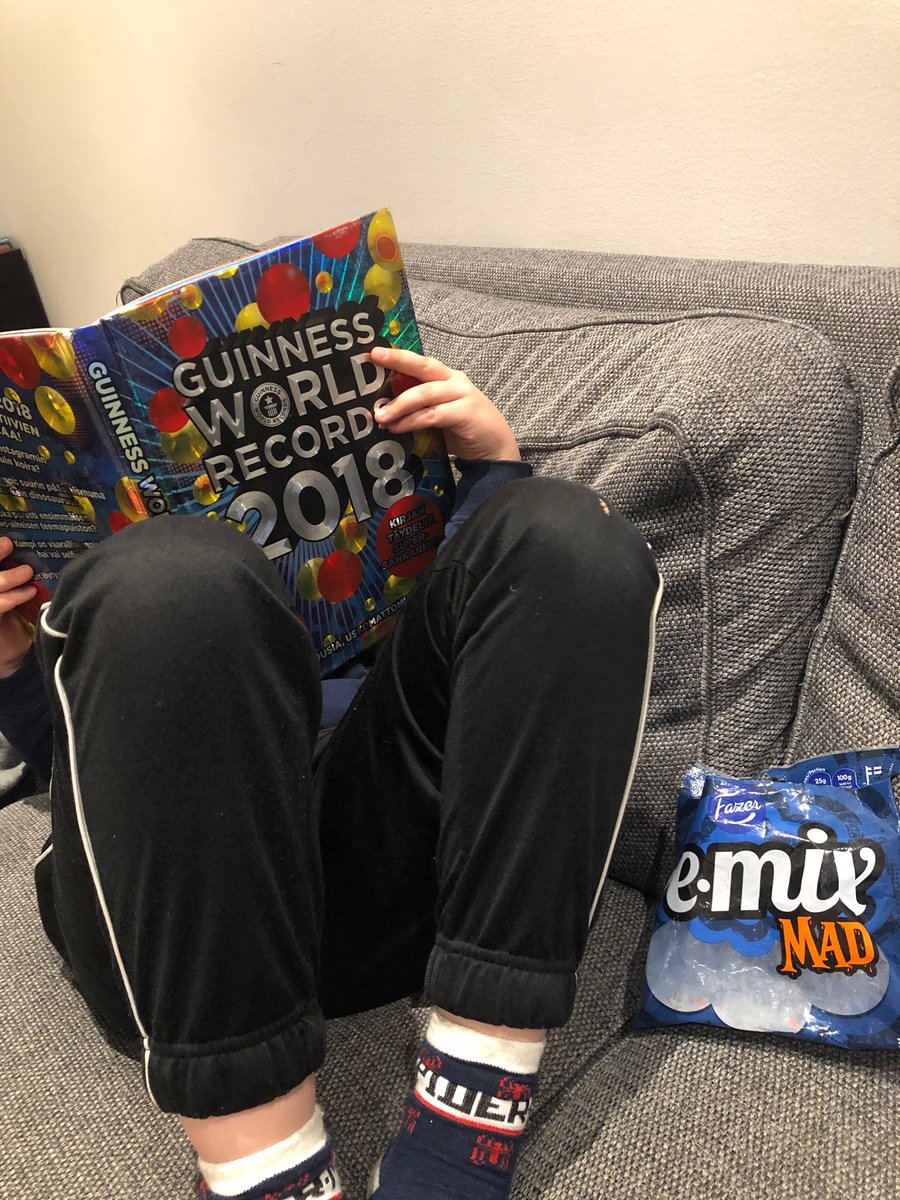 Lukuviikolla voi hyvin lukea pari vuotta vanhaa ennätyskirjaa ja syödä samalla pussillisen karkkia. #lukuviikko2020 #lukeminenkannattaaaina #guinnessworldrecords #sanokaafazerkunhaluattehyvää #fazermakeiset
