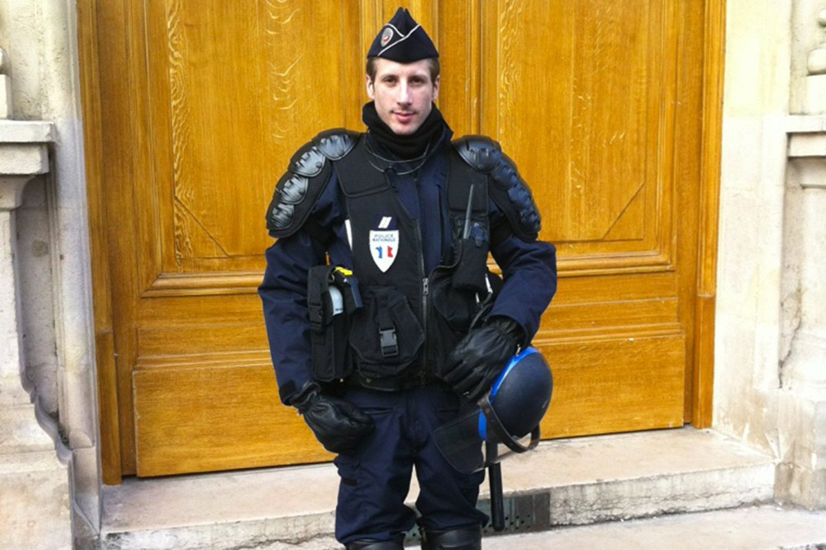 🕯IN MEMORIAM: Il y a 3 ans, le policier Xavier Jugelé, 37 ans, était tué par un #terroriste sur les #ChampsElysees à #Paris. Membre de la 32e compagnie DOPC, il avait été fait cavalier de la Légion d'honneur à titre posthume. L'assassin avait été abattu, #Daesh avait revendiqué.