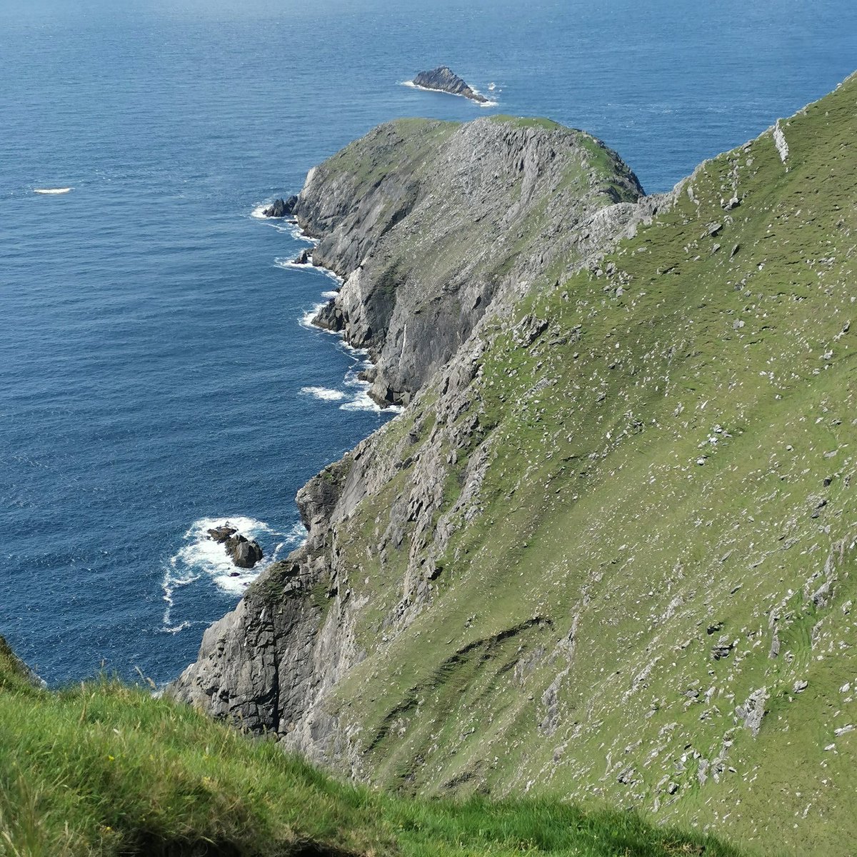 Llywarn's tweet photo. @hello_travelers @Normandie @MancheTourisme @CotentinUnique Un lieu ressemblant ? Achill Head, Co. Mayo, en Irlande : 2 "Nez de Jobourg" à l'ouest d'Achill Island... 🇮🇪☘️😲 https://t.co/8FiBDXtSHI