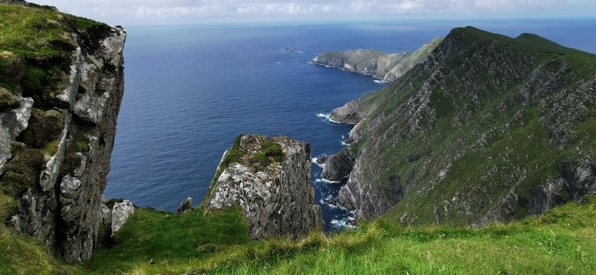 Llywarn's tweet photo. @hello_travelers @Normandie @MancheTourisme @CotentinUnique Un lieu ressemblant ? Achill Head, Co. Mayo, en Irlande : 2 "Nez de Jobourg" à l'ouest d'Achill Island... 🇮🇪☘️😲 https://t.co/8FiBDXtSHI