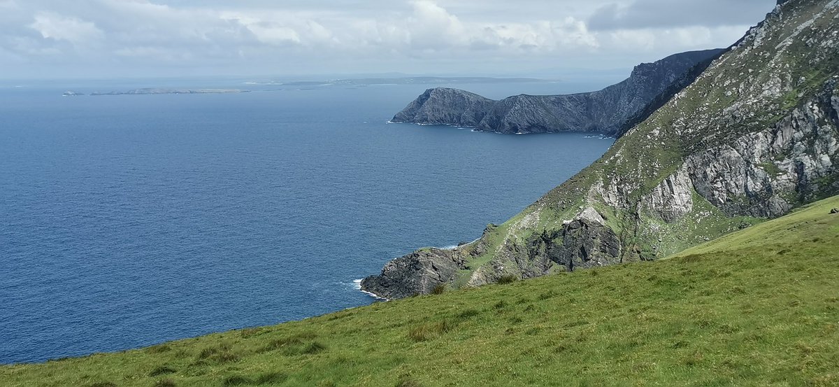 Llywarn's tweet photo. @hello_travelers @Normandie @MancheTourisme @CotentinUnique Un lieu ressemblant ? Achill Head, Co. Mayo, en Irlande : 2 "Nez de Jobourg" à l'ouest d'Achill Island... 🇮🇪☘️😲 https://t.co/8FiBDXtSHI