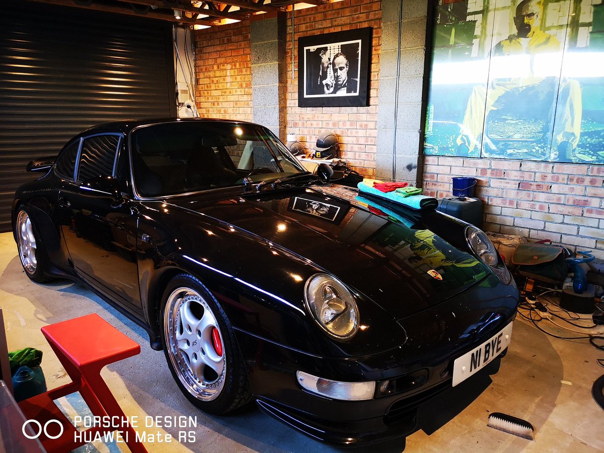 jamlam33's tweet photo. It's a wrap back to how it should be, should really get the garage finished next 🤔 #porsche #993rs https://t.co/rUPnbpqsDB