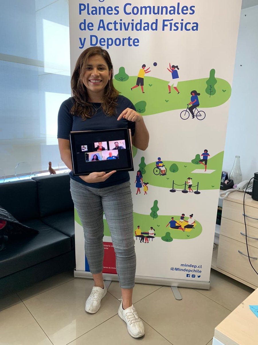 MindepValpo's tweet photo. Nuestra seremi @rutholiverad coordina junto al Alcade de @Munivillalemana @josesabatmarcos el diálogo participativo on line que se implementará en la comuna y que permitirá levantar las principales necesidades en materia deportiva para la elaboración del #PlanComunal 🇨🇱💪🏼🤸🏻💻 https://t.co/8zAndTEFHD