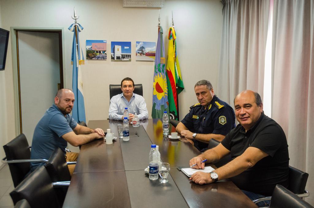 Andreswatsonok's tweet photo. Nos reunimos con los funcionarios de @SeguridadProv Sebastián Fernández Ciatti, subsecretario de Planificación e Inteligencia Criminal, y con el Jefe de Policía, Comisario General Daniel García, para poner en marcha la Estación de Policía de Florencio Varela. https://t.co/y7Oe55qaJM