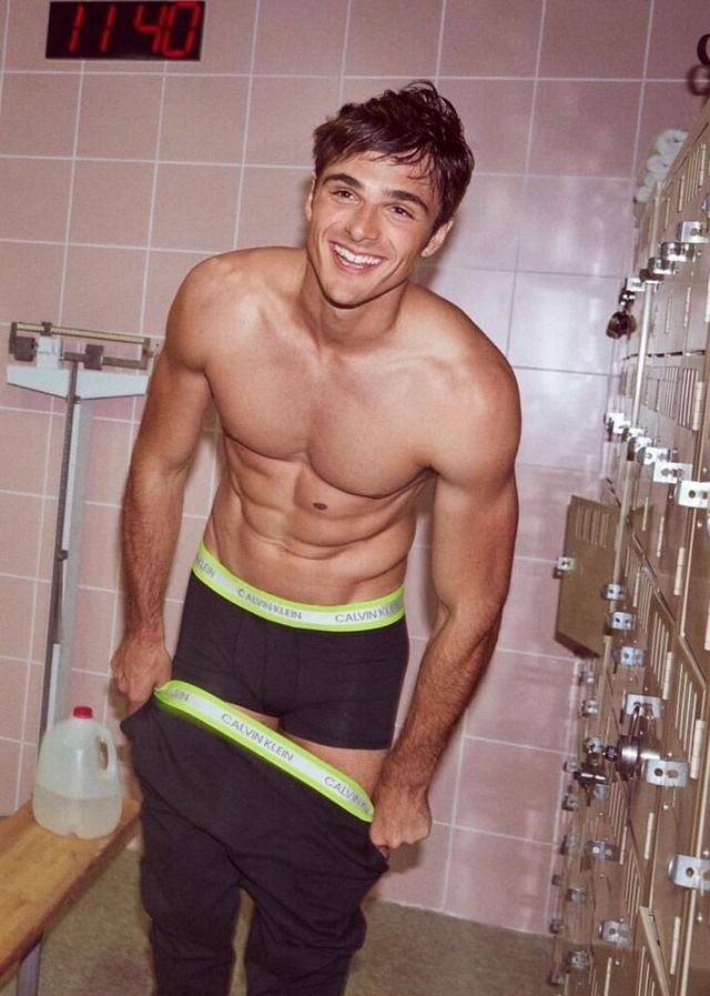 Buen día.  ¿Alguien me hace compañía en la ducha?