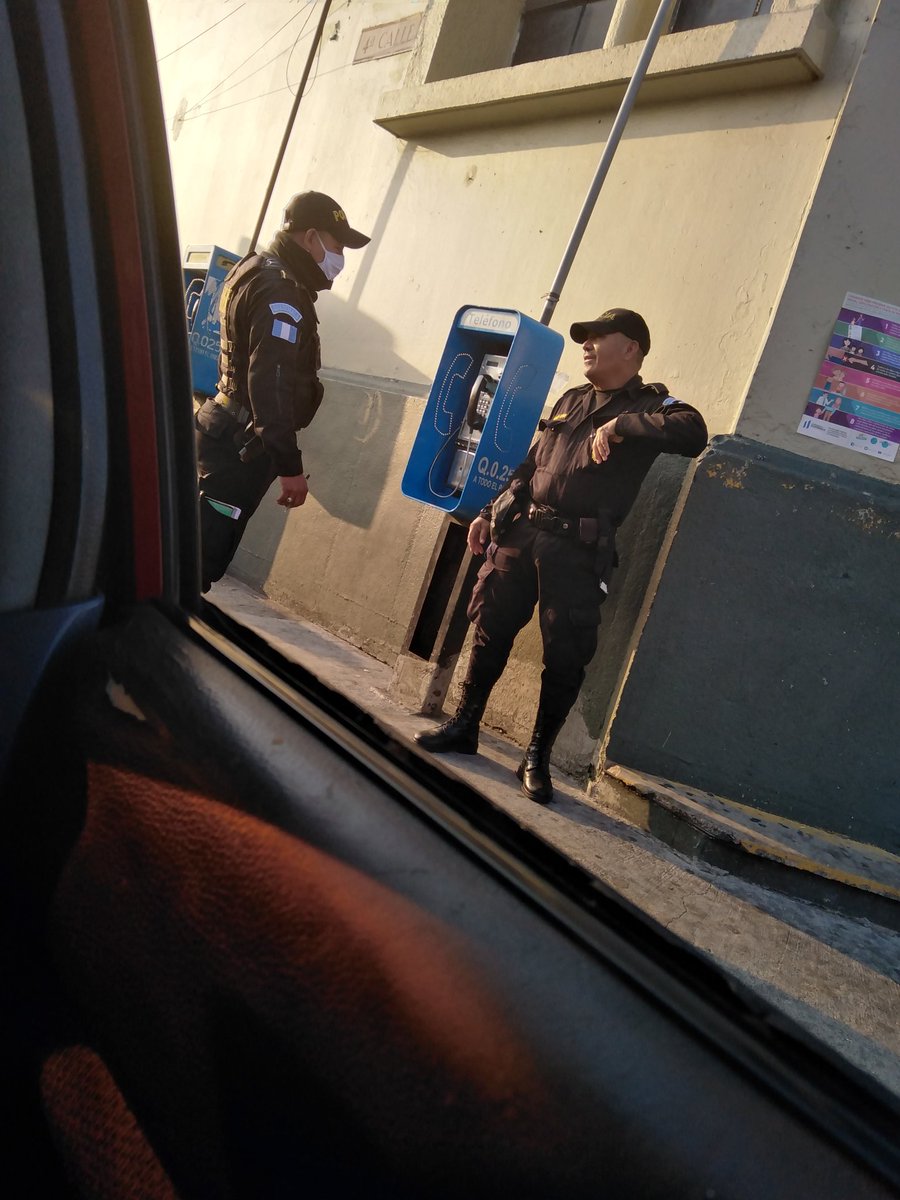 David_Vasdo's tweet photo. @PNCdeGuatemala @DrGiammattei @Ejercito_GT favor tomar en cue ta este oficial no esta cumpliendo por lo solicitado por la ley en estos momentos de pandemia

Es de la comisaría ubicada en zona 1 sobre la 4ta calle

Se expone y expone a los que lo rodean https://t.co/Hy4nQDhaa2
