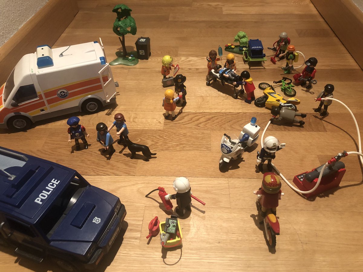 Montaje de Playmobil de AGRADECIMIENTO a los sanitarios, bomberos, policía local, Guardia Civil y personal de limpieza de Valdemoro. Muchas gracias....Ánimo.💪🏻💪🏻💪🏻<a href="/policiavaldmoro/">Policía Local Valdemoro</a>
