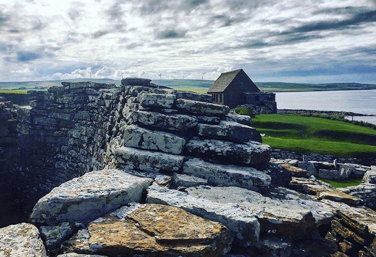 sdelpont's tweet photo. Magnifique territoire que les #Orcades @VisitScotNews : paysages incroyables, histoire millénaire et énergie positive. Le futur des îles et des territoires durables s’y écrit @OrkneyCouncil @EMEC_Ltd superbement conté par @laurawatts dans #EnergyAtTheEndOfTheWorld https://t.co/K7bXddGYMR