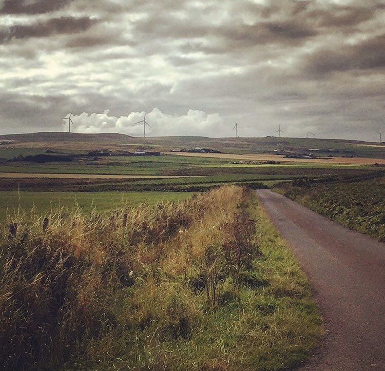 sdelpont's tweet photo. Magnifique territoire que les #Orcades @VisitScotNews : paysages incroyables, histoire millénaire et énergie positive. Le futur des îles et des territoires durables s’y écrit @OrkneyCouncil @EMEC_Ltd superbement conté par @laurawatts dans #EnergyAtTheEndOfTheWorld https://t.co/K7bXddGYMR