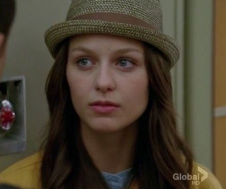 Melissa Benoist usando sombreros, gorros y boinas, abro hilo