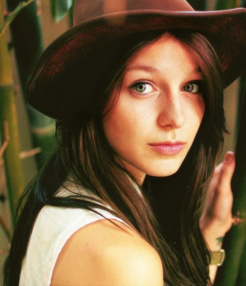 Melissa Benoist usando sombreros, gorros y boinas, abro hilo