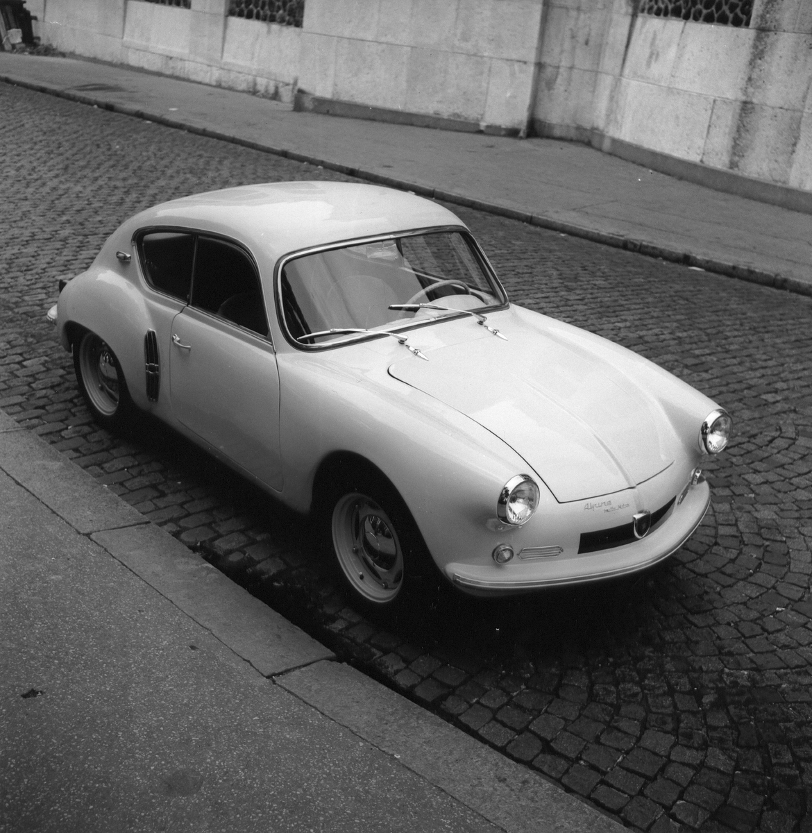 MoicanosO's tweet photo. à 'origine l'#Alpine est une sorte de #Porsche gauloise, et si celle-ci puisait dans le banc d'organes #VW, sa soeur spirituelle d'outre-Rhin, faisait pareil à partir des produits de la #RégieRenault

#AlpineA106 #Dieppe #Porsche356 #Gmünd https://t.co/fewynJs6l2