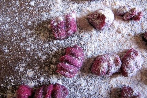 Ensemble, faisons preuve d'inventivité en cuisine : gnocchis de pain rassis, cake à la peau de banane, produits d'entretien ... #solidarite #creativite #antigaspi #zerodechet #cuisine #confinement 

wedemain.fr/Confinement-de…