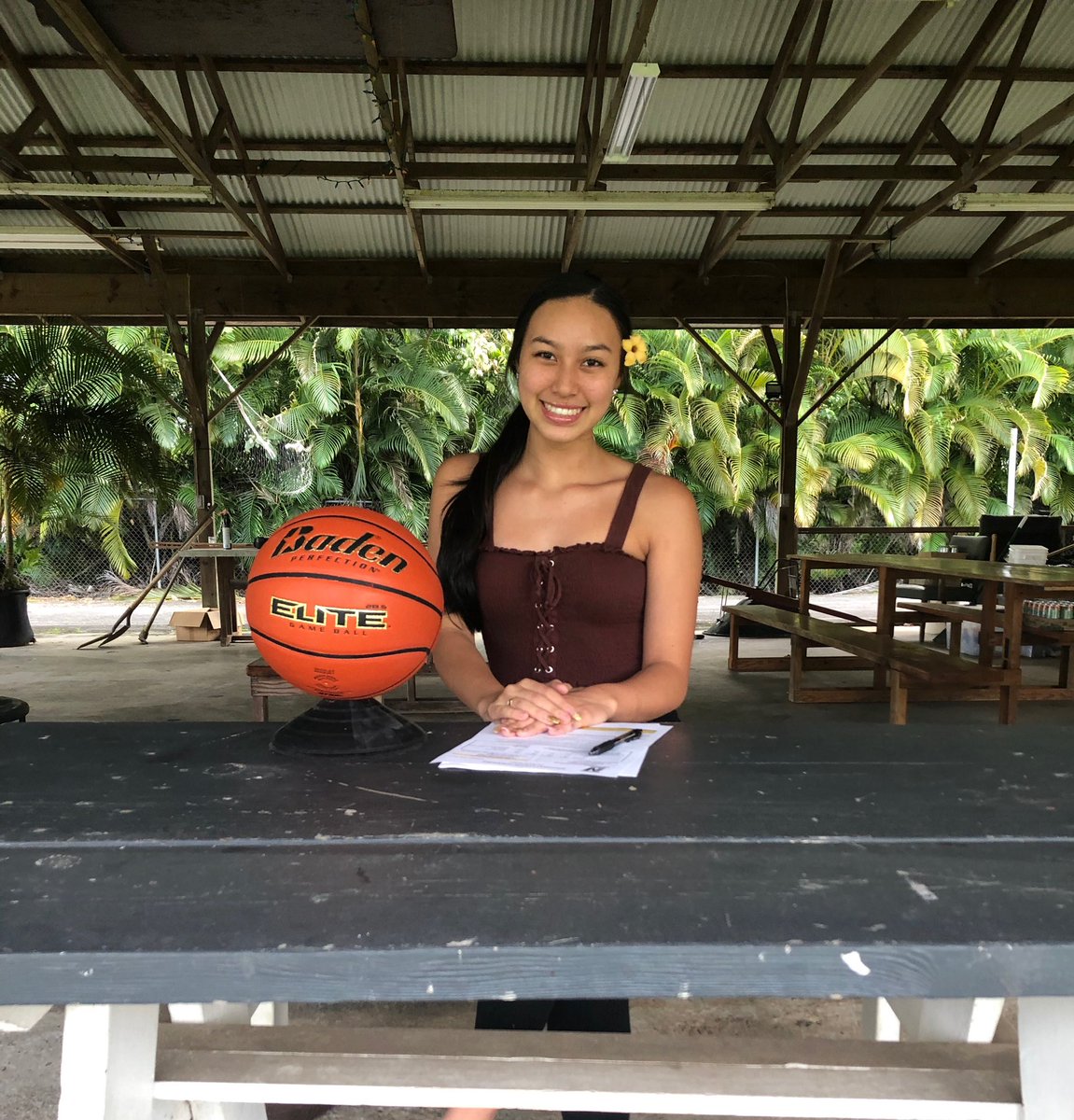 TheLegendKmac's tweet photo. Welcome everyone Bethany from Waiakea highschool! She brings a winning mentality to our program! #Gatorcountry https://t.co/AHMtTykaV3