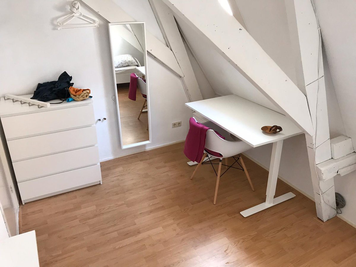 AnnekeWWL's tweet photo. Studerende dochter gaat verhuizen naar een ander huis in #Breda en nu komt haar oude #kamer van 12 m2 aan de #Haagweg vrij per 1 mei. Samen met 4 andere meiden.  Gezamenlijke keuken, douche en overdekt fietsenhok. All in huurprijs is € 310. Dus grijp je kans! Stuur me een pb https://t.co/YUkThzjvLH