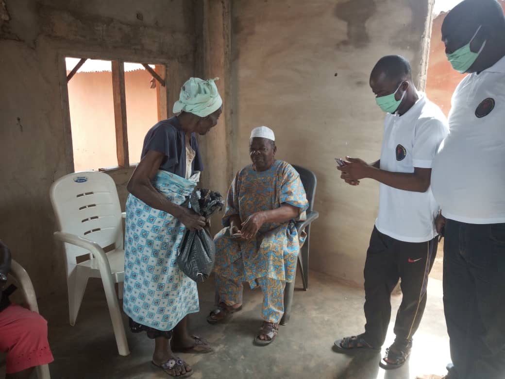 OParapo's tweet photo. Ch Akinboro Aruwajoye, The Ogbeni Oja of Owo Kingdom and National Coordinator of Owo is One Association today led prominent Owo/Ose indigenes to distributed relief packages to Owo/Ose people. Represented by the Association's Secretary, Dr. Duromola Monday. https://t.co/TXBeRejkiF