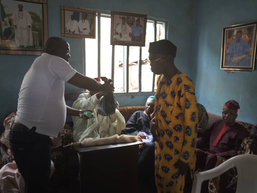 OParapo's tweet photo. Ch Akinboro Aruwajoye, The Ogbeni Oja of Owo Kingdom and National Coordinator of Owo is One Association today led prominent Owo/Ose indigenes to distributed relief packages to Owo/Ose people. Represented by the Association's Secretary, Dr. Duromola Monday. https://t.co/TXBeRejkiF