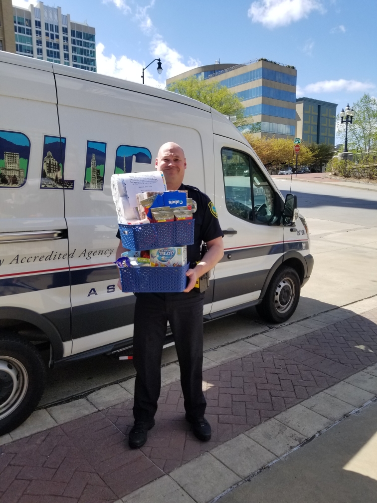 AshevillePolice's tweet photo. Thank you Gabe's for the gift baskets that were dropped off at APD today for our officers! We are so #thankful to be a part of a #community that has shown our department so much appreciation during this pandemic. #Asheville https://t.co/Sme5reu5dZ