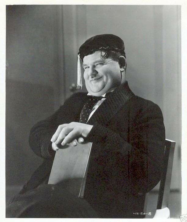Stan_And_Ollie's tweet photo. We're all missing our friends and family during this difficult time but brighter days lie ahead and the world will laugh again. https://t.co/LQpMnxNuwt