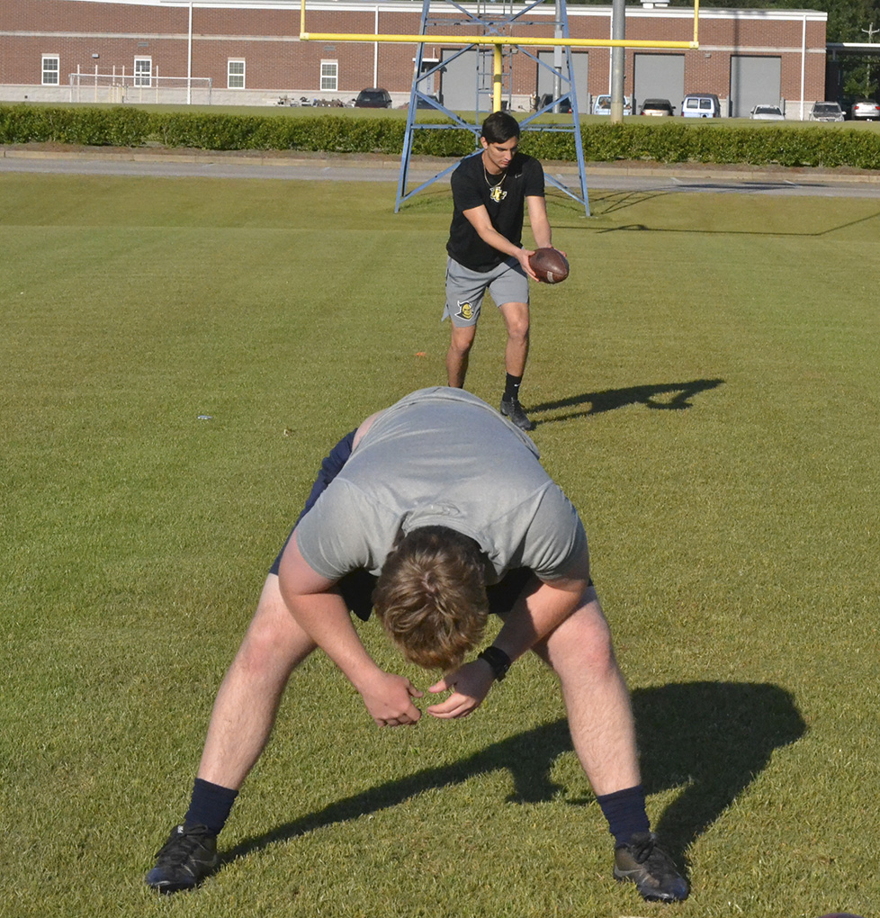 joshbmessenger's tweet photo. Former Wildcats @jacob_qbaum50 @andrew_36_ have been working on their snapping and punting together without spring practices at their respective schools, along with outgoing @EHS__Football senior @coopercharlton8. @AuburnFootball @UCF_Football @WeAreSouth_FB https://t.co/YfcISg9gUX