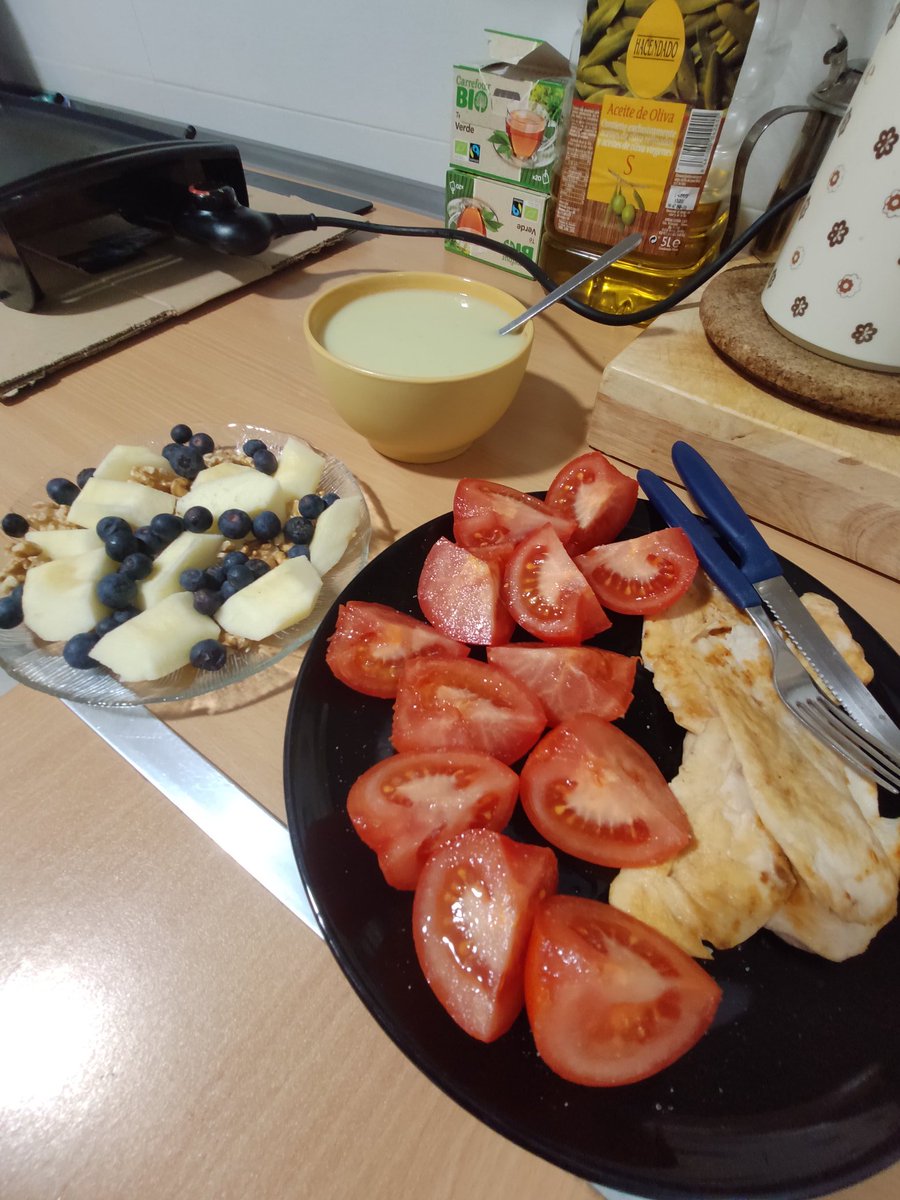 Aluche83's tweet photo. Crema de calabacín
Pechugas de pollo a la plancha 
3 tomates de rama
Manzana con arándanos y nueces
#MuRico 
#96DaysNonStop https://t.co/55d3KXoNmV