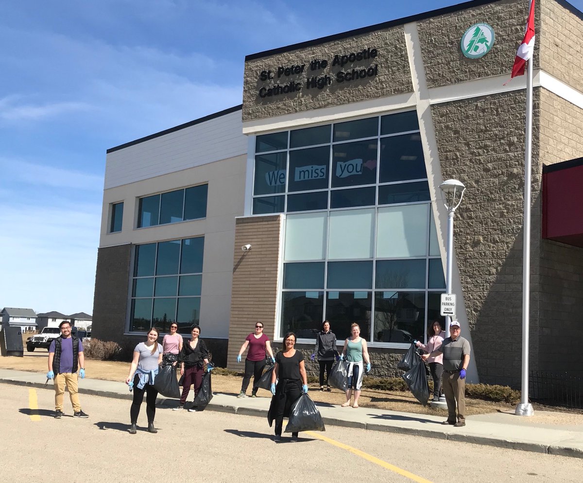 RT_SPAprincipal's tweet image. #SPACHS  staff spend lunch hour cleaning school grounds to celebrate “Spirit Week”!
#spartanpride #ABLearningAtHome 
#ecsrdSTRENGTH