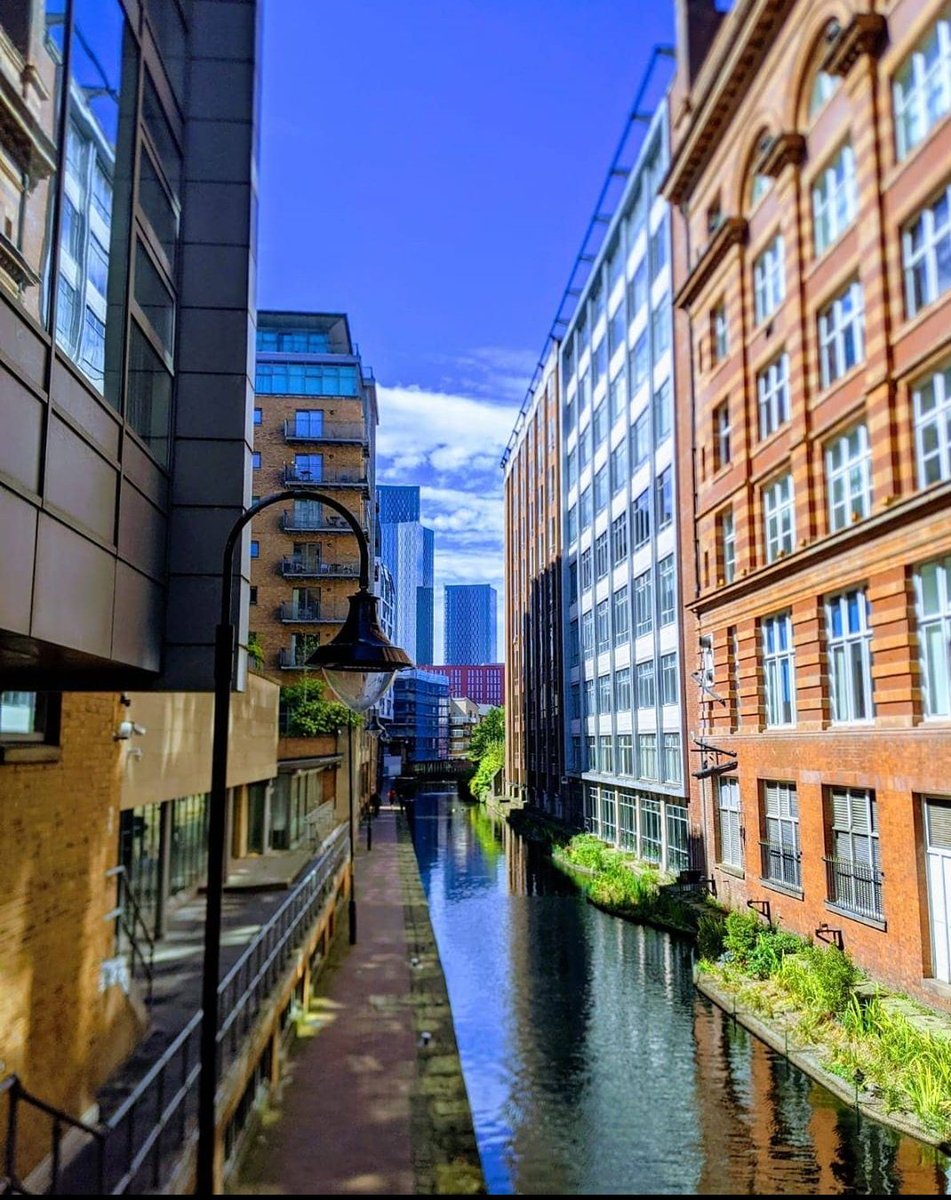 snapsmcr's tweet photo. Nothing but blue skies (and a few clouds) ☁️💙
▫️
▫️
▫️
▫️
▫️
#snapsmcr #mcr #mcruk #manchestereveningnews #mcrphotography #photography #citylife #manchesterphotographyclub #manchestereveningnews #oxfordroad #blue #skies #sky #bluesky #sunny #lockdown #architecture #canal https://t.co/ETUYyoMq64