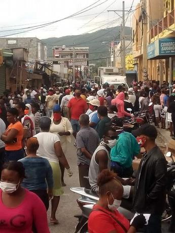 ListinDiario's tweet photo. #LaRepúblicaLD | Barahoneros acuden masivamente al mercado municipal https://t.co/wj6r8dORUM #ListínDiario https://t.co/sH0ugU7Ua4
