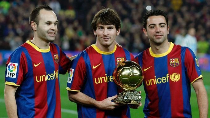 9- Sur le podium du BO Entre 2009 et 2011, Xavi a finit 3 fois consécutives 3e du Ballon d'Or. Souvent désigné comme favoris, il n'a jamais su le remporter malgré de très belles performances notamment avec la sélection espagnole (et avec le Barça). Mais y avait Lionel Messi !