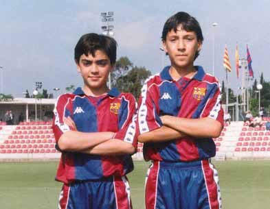 Présentation : Xavi, ayant pour nom complet Xavier Hernández i Creus, est né en 1980 à Terrassa en Catalogne. Comme vous le savez tous, il n'a connu qu'un seul club, le Barça, du début de sa carrière jusqu'en 2015.