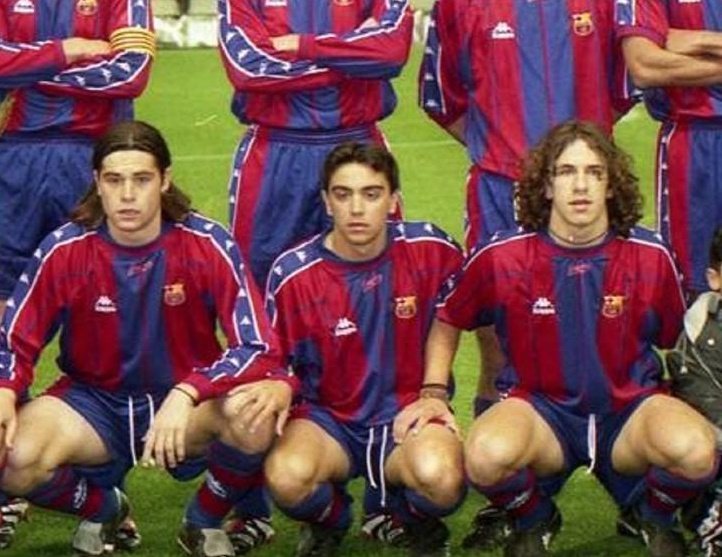 2- Débuts en pro (1998) En Mars 1998, Xavi effectue ses débuts professionnels à l'âge de 18 ans, sous les ordres de Louis Van Gaal. Il a également participé à l'Euro U18 avant d'intégrer l'équipe première à partir de l'été 1998 de manière définitive.