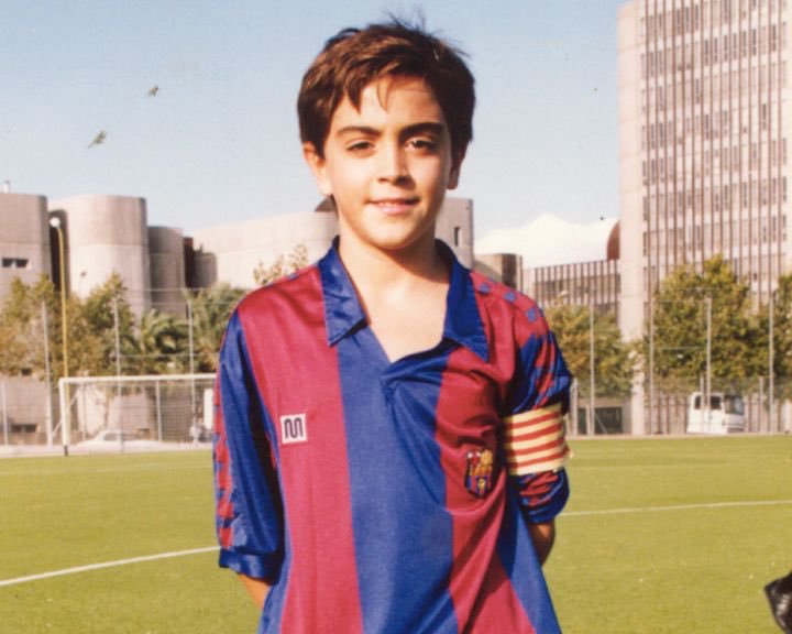 1- Débuts à la Masia : Repéré très tôt, Xavi intègre la Masia, le centre de formation du Barça, dès l'été 1991, à l'âge de 11 ans. 6 ans plus tard, il rejoint le Fc Barcelone B et remporte la Segunda B, ce qui lui permet d'être promu quelques temps après en Segunda (A)