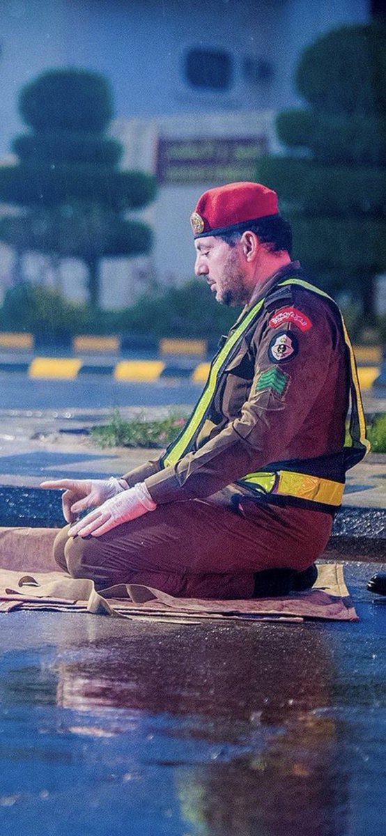 MuslatAlmaimoni's tweet photo. @ENAD_Alotaibi تحت المطر صلّى على الشارع العام
وسبّابته  تعلو   لنطق    الشهاده 

ولأجل الوطن ماشاف بيته له أيام
في طاعة ملوكه وخدمة بلاده 🇸🇦 https://t.co/sEyoPfAopD