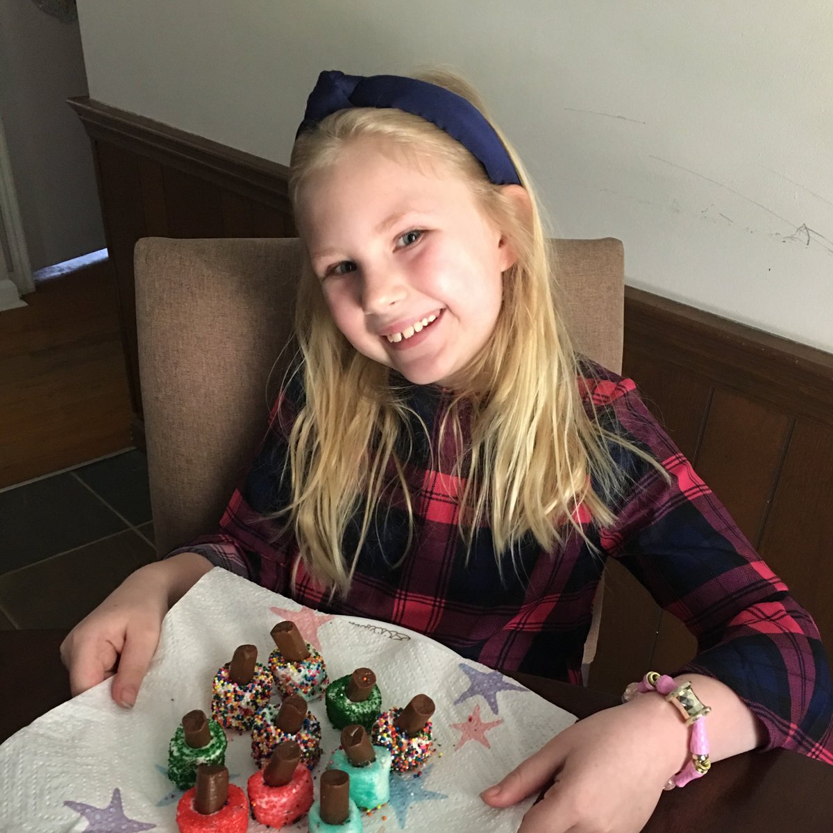 reeves_ky's tweet photo. Lilith made edible nailpolish bottles today for a fun, crafty treat 😋 #BESSELFIE #TigerPride ❤️🐾
@zacharywashley @BrummerTonya @MrsRitchie2nd https://t.co/Ju4CK4KBdc