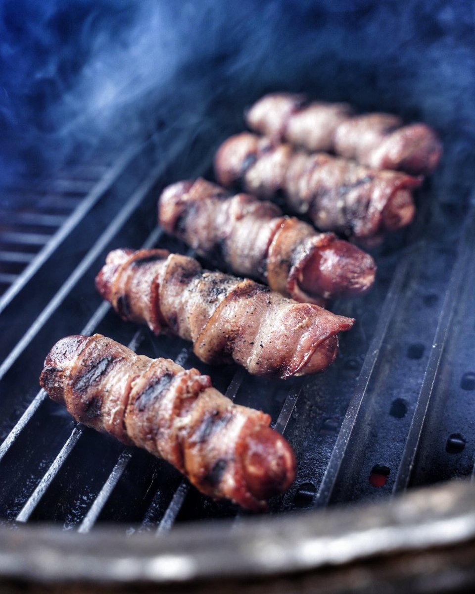 GregoryMyracle's tweet photo. Sonoran #Hotdogs anyone? #Grilled on the @BigGreenEgg and @GrillGrate https://t.co/ekBJph4WpA