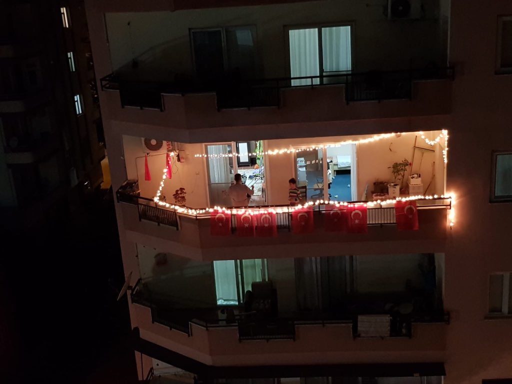 🇹🇷 23 Nisan Yaklaşırken Geceyi Aydınlatan Güzel Bir Balkon

#23NisanUlusalEgemenlikveCocukBayramı #23Nisan #23NisanBenimBayramım