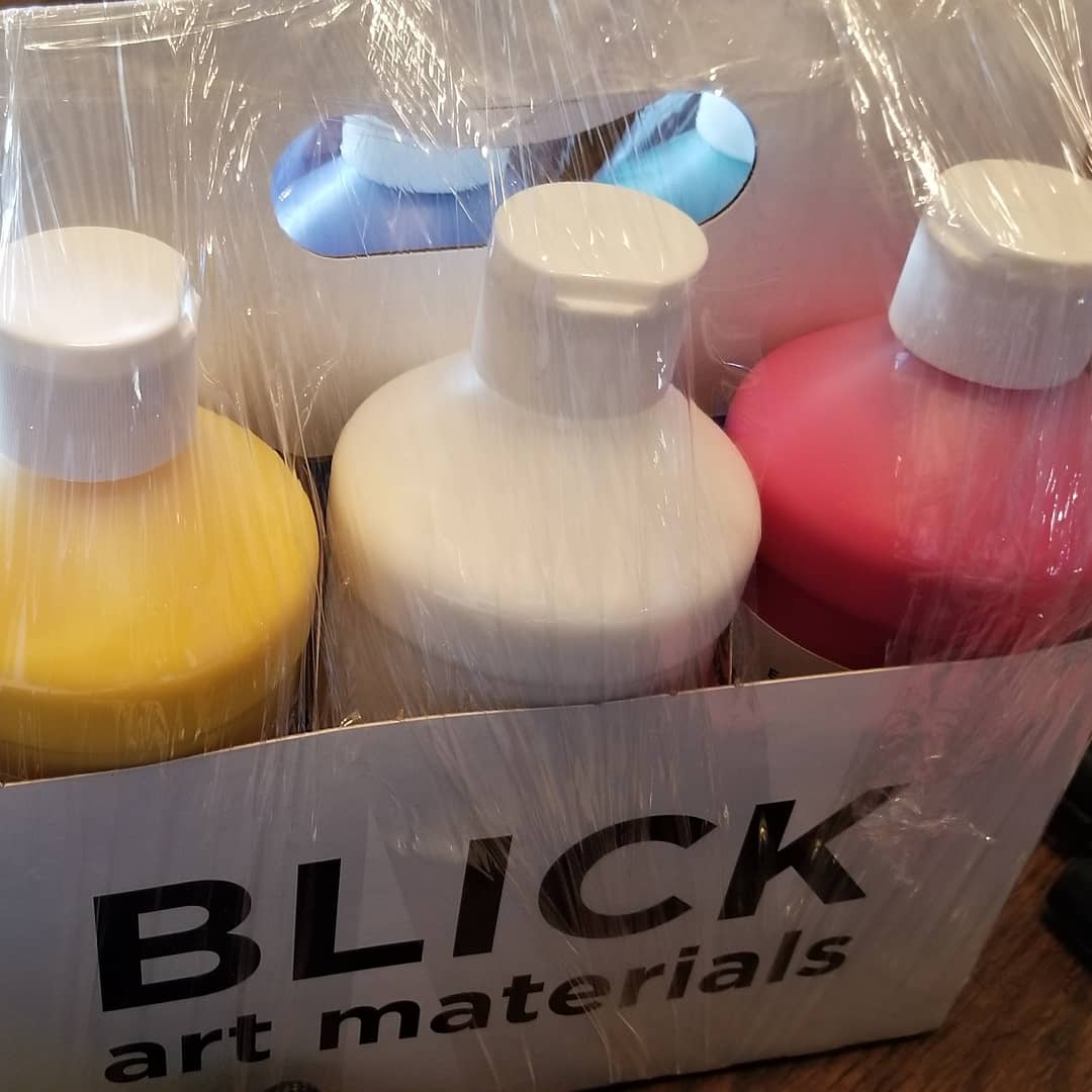ClaudiaNEIUCCAS's tweet photo. The #wfh stress was killing me! After wk 1, I found a muralist in AZ offering free #acrylicpainting classes on Insta Live @ 11:30pm CST. I stopped the stress baking and began to paint. On this #motivationmonday 🙏 @azlotusart #SpiritWeek @CCAS_NEIU @CCAS_NEIU #orgulloneiuccas https://t.co/dvjRoMO8AV