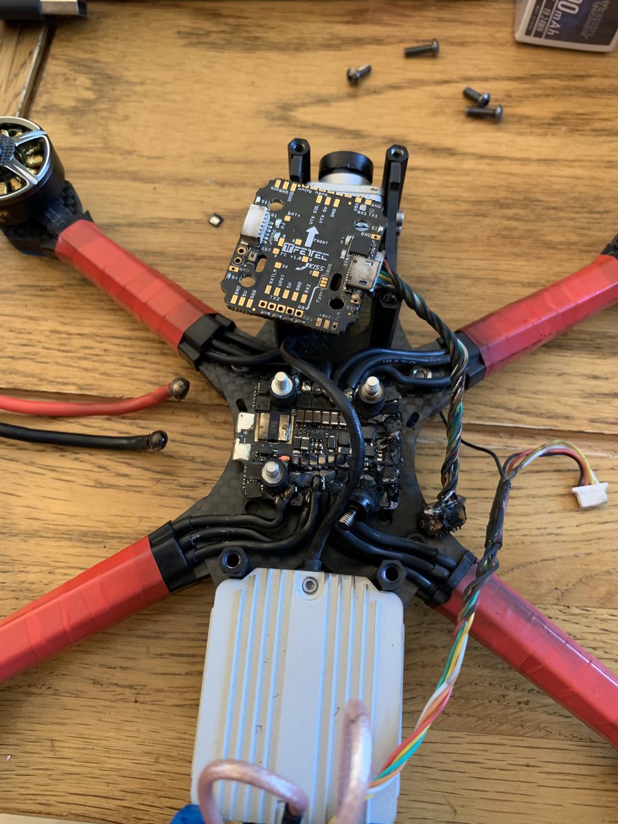 ari3sfpv's tweet photo. Oooops 😬
ESC blew up 10 seconds after a test of the motors.
All was well and worked fine...Then 💥 🔥 🤦‍♂️
#djifpv #impulsercapex #tmotorf40proiii #fettec #aikonak32esc #fpv #fpvdrone https://t.co/klO8Qaaopu